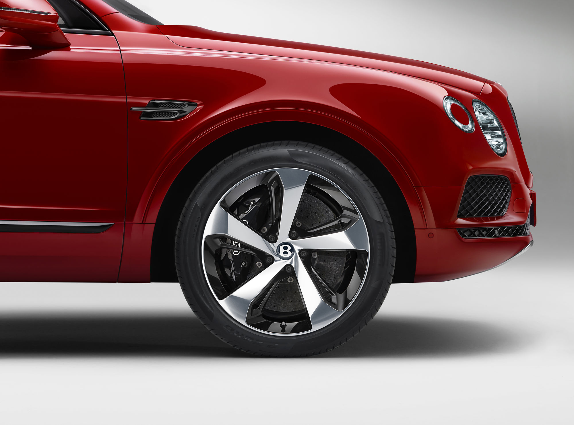 BENTLEY BENTAYGA V8: невероятная динамика и уникальные характеристики - фото 3