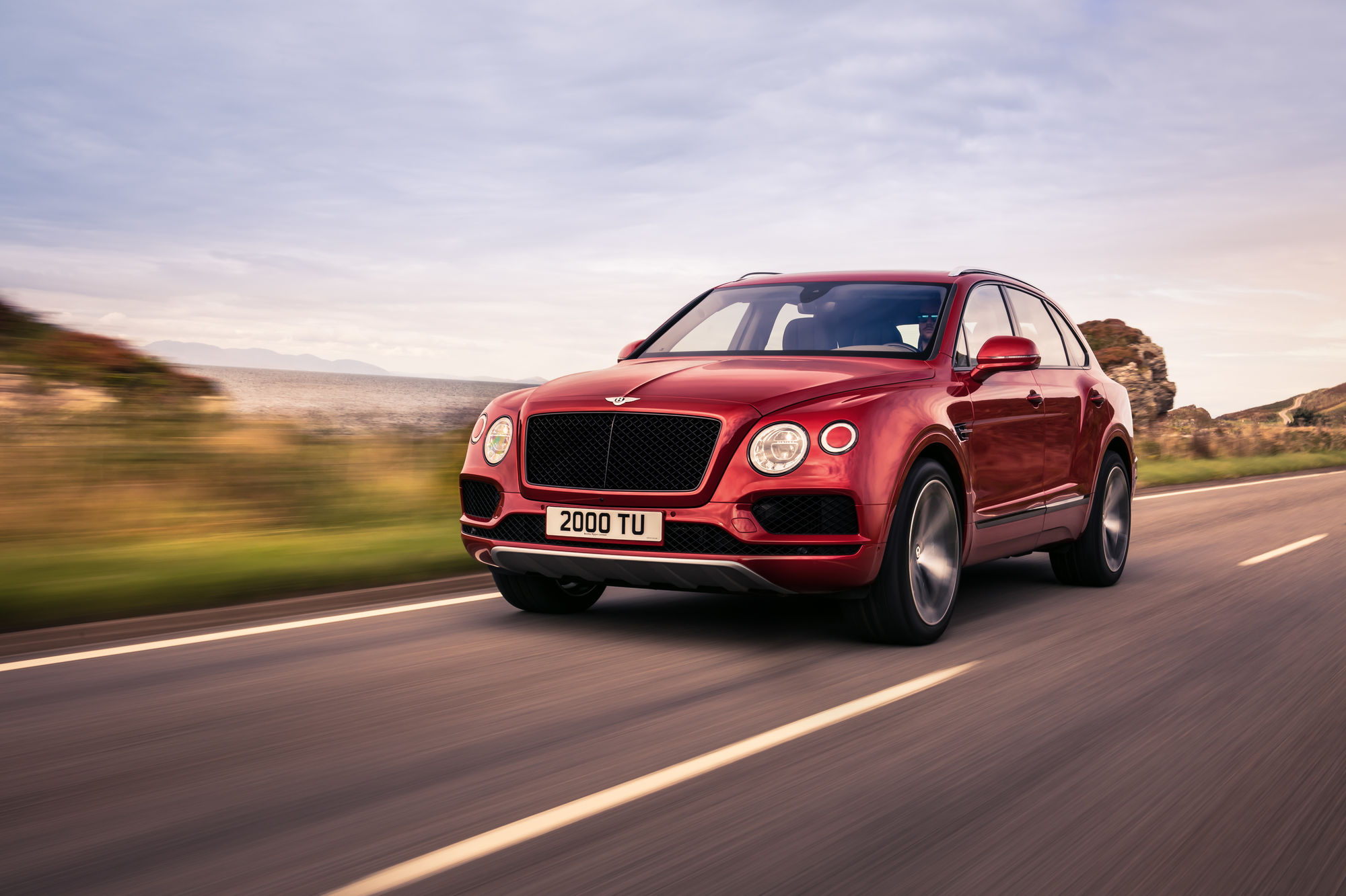 BENTLEY BENTAYGA V8: невероятная динамика и уникальные характеристики - фото 2